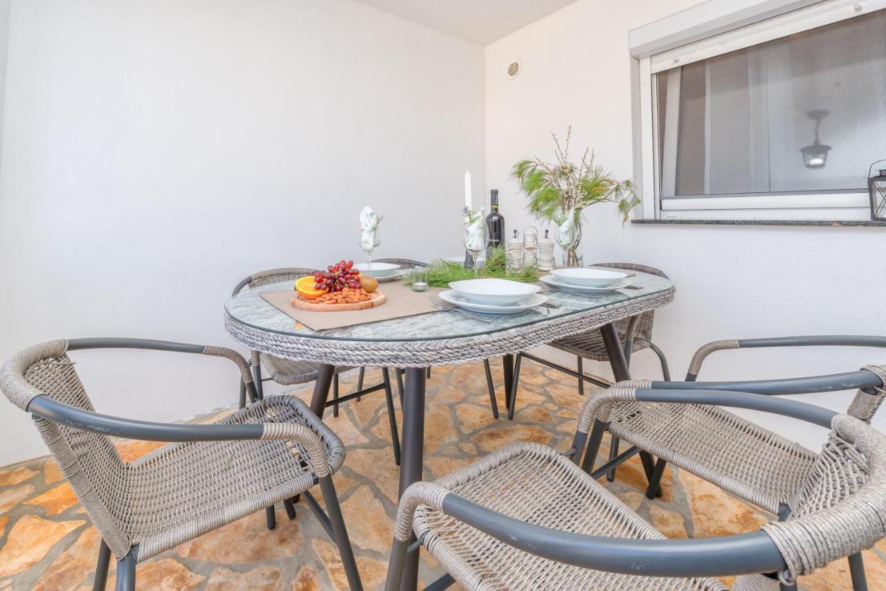 Apartment Tema Vir Exterior photo